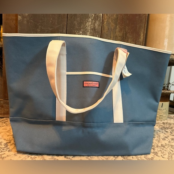 Vineyard Vines Handbags - NWT!!!  💙 XL Vineyard Vines Tote 💙